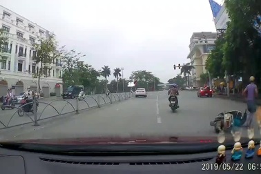 Chen vào làn xe máy để vượt, nữ tài xế gây tai nạn