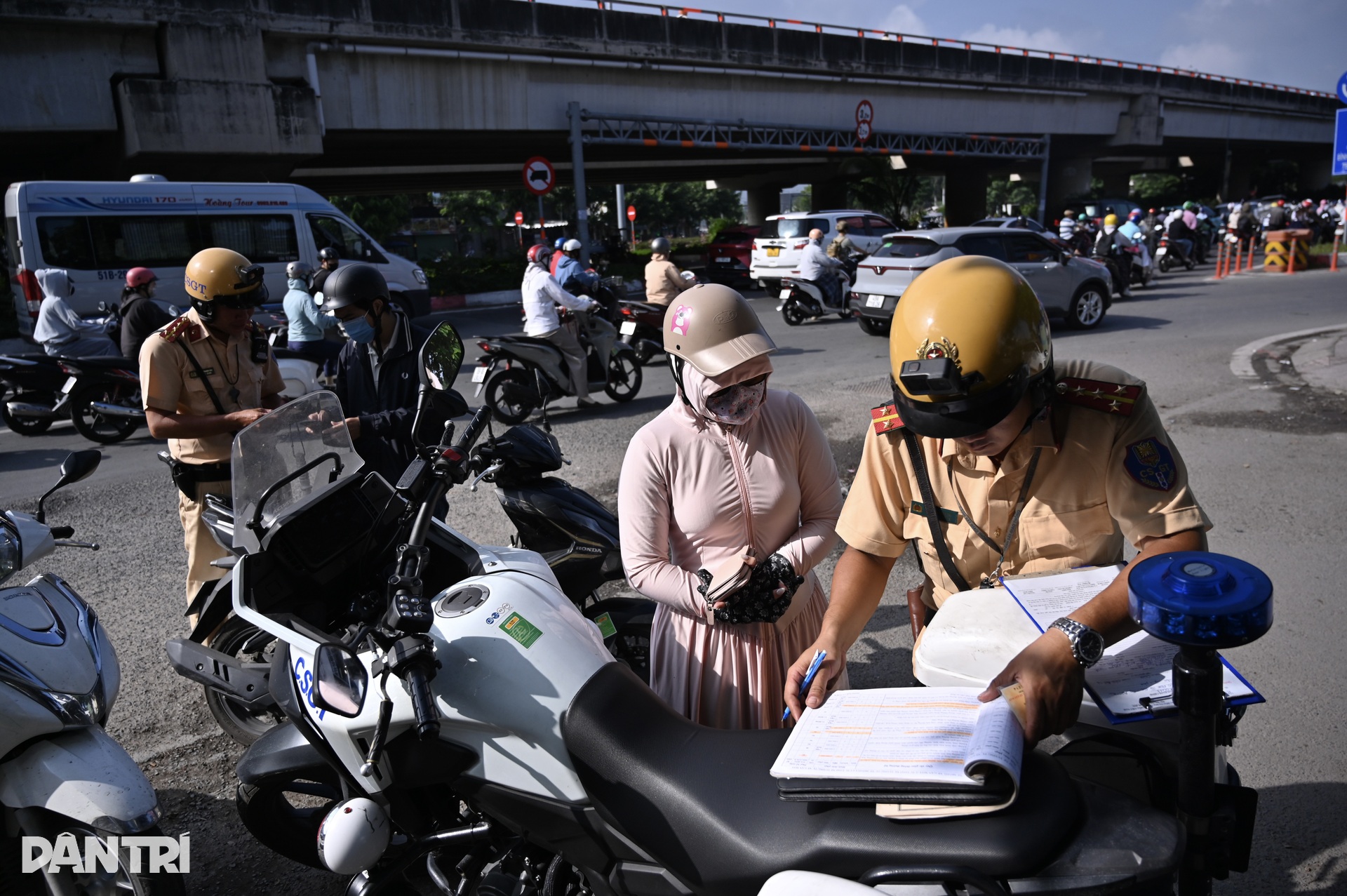 Tái diễn cảnh xe leo vỉa hè, chiếm trọn phần đường của người đi bộ ở TPHCM - 15