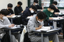 Lý do đằng sau việc Hàn Quốc quyết định giảm độ khó đề thi đại học