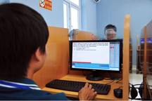 Nhiều người dùng tai nghe nhờ bên ngoài hỗ trợ lý thuyết sát hạch lái xe