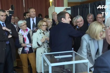 Ông Emmanuel Macron và vợ đi bỏ phiếu bầu cử tổng thống Pháp