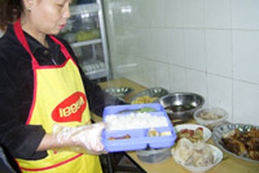 Hà Nội: Cơm hộp “sạch” quá ít 