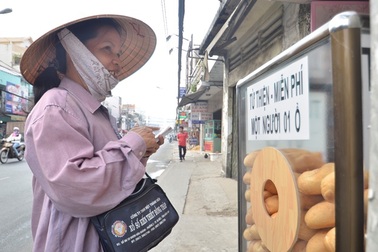 "Điều bình thường" ấm áp trong tủ bánh mì miễn phí giữa Sài Gòn