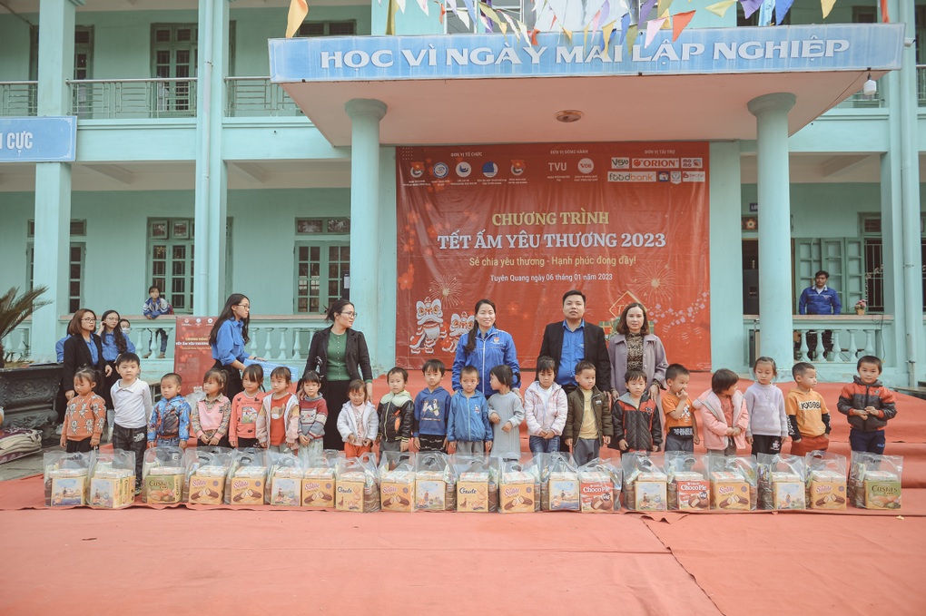 Tết ấm đến với trẻ em vùng cao Thái Nguyên, Tuyên Quang - 2 Tết ấm đến với trẻ em vùng cao Thái Nguyên, Tuyên Quang - 2