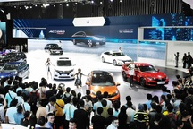 Mua xe "găm lại" đợi giảm phí trước bạ: Có bị phạt quá hạn đăng ký?