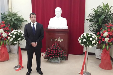 Đại sứ quán Azerbaijan ra mắt bức tượng của lãnh tụ Heydar Aliyev 