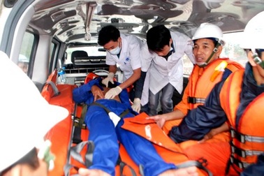 Đưa ngư dân đau ruột thừa vào bờ cấp cứu