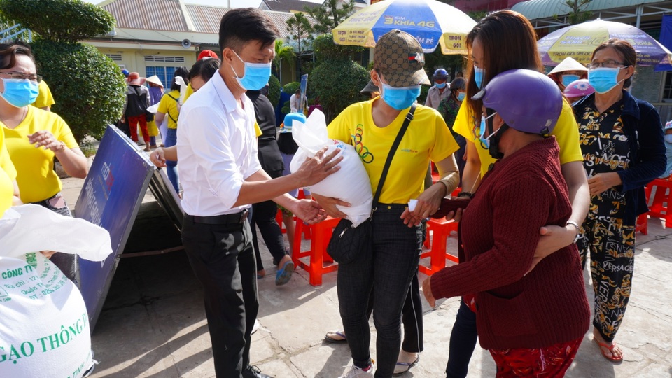 Trao 2 tấn gạo đến người dân khó khăn ở Bạc Liêu - 4 Trao 2 tấn gạo đến người dân khó khăn ở Bạc Liêu - 4