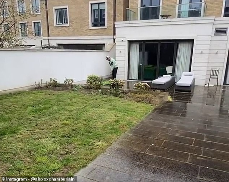 Sao Liverpool thi triển kỹ năng chơi gôn tuyệt diệu dưới trời mưa - 2