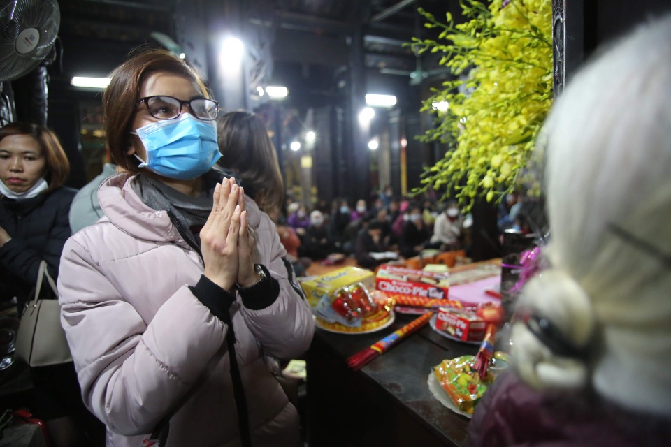 Cảnh tượng chưa từng có: Hàng nghìn người Hà Nội đeo khẩu trang làm lễ cầu an đầu năm - 9 Cảnh tượng chưa từng có: Hàng nghìn người Hà Nội đeo khẩu trang làm lễ cầu an đầu năm - 9