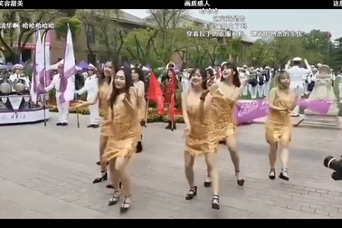 Điệu nhảy gây tranh cãi của sinh viên trường Đại học Thanh Hoa (Trung Quốc) nhân ngày thành lập trường