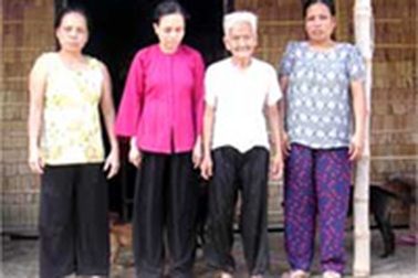 Bà cụ 81 tuổi nuôi 3 con mù 