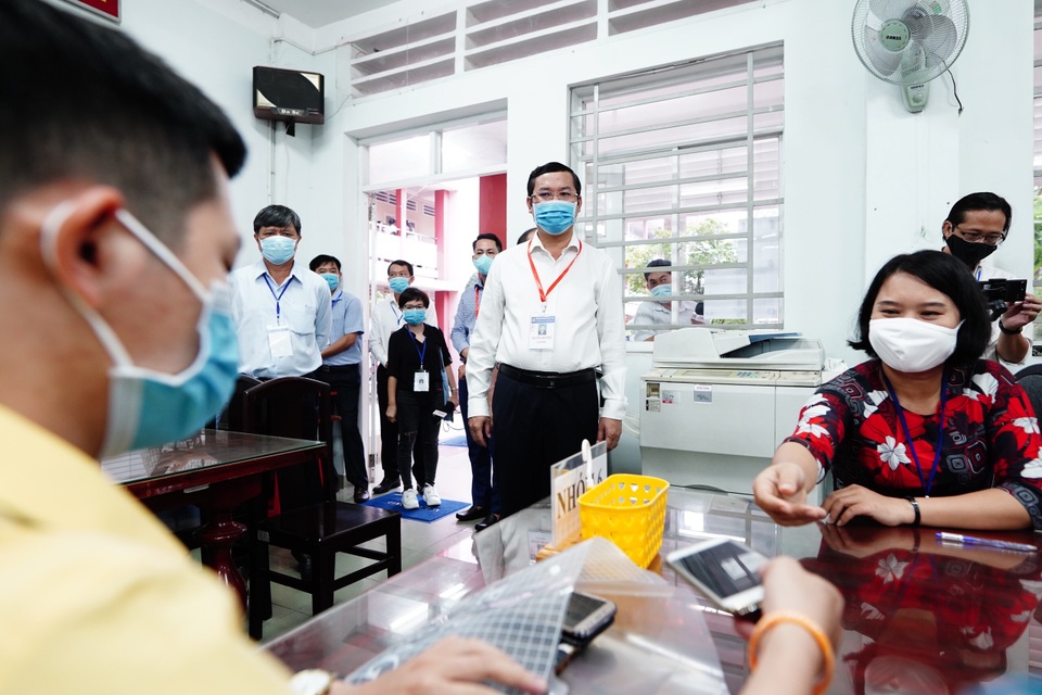 Thứ trưởng Bộ GDĐT Nguyễn Văn Phúc kiểm tra thi, động viên thí sinh TPHCM - 9 Thứ trưởng Bộ GDĐT Nguyễn Văn Phúc kiểm tra thi, động viên thí sinh TPHCM - 9