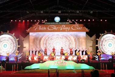 Nhiều trò chơi dân gian được trình diễn tại Phiên chợ vùng cao Hòa Bình