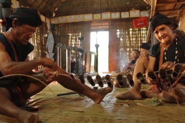 Về làng Mơ H'ra nghe tiếng đàn Tơ Rưng