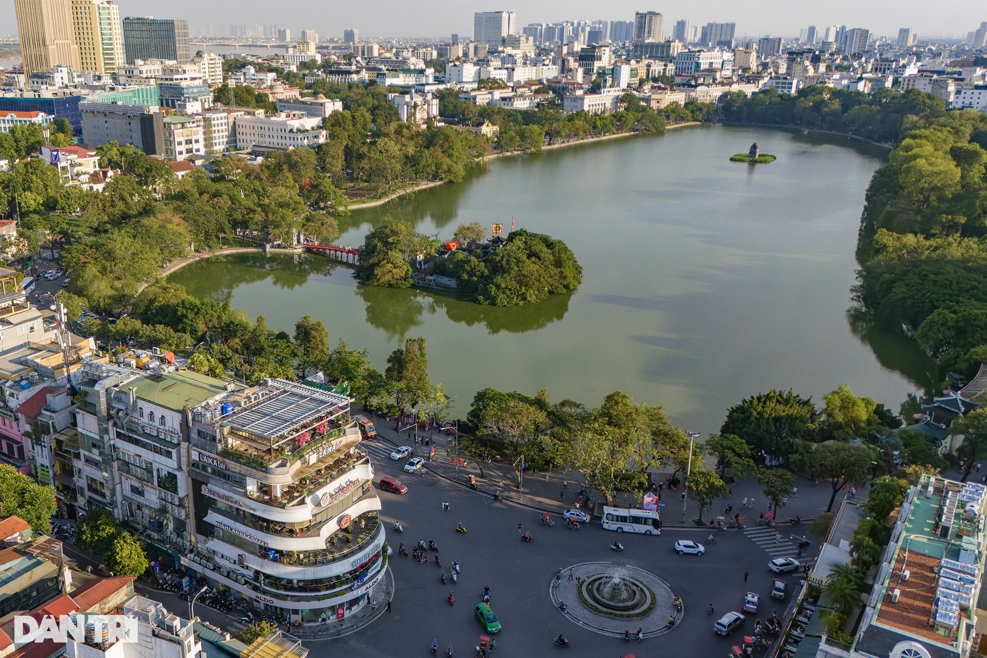 Hình hài tòa nhà Hàm cá mập sát hồ Gươm sắp bị phá dỡ - 3 Hình hài tòa nhà Hàm cá mập sát hồ Gươm sắp bị phá dỡ - 3
