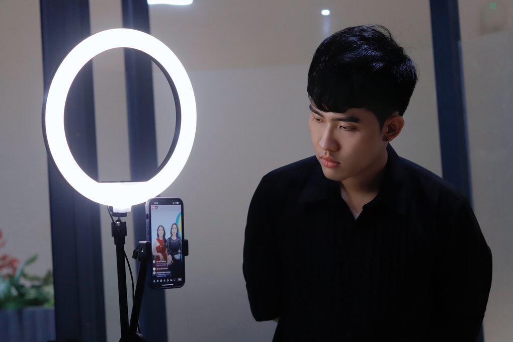 Nở rộ lớp dạy livestream, người học kiếm trăm triệu đồng mỗi lần lên sóng - 5 Nở rộ lớp dạy livestream, người học kiếm trăm triệu đồng mỗi lần lên sóng - 5