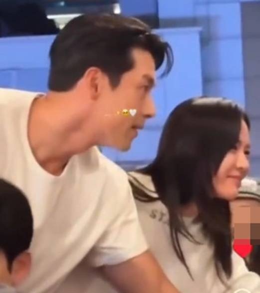 Tài tử Hyun Bin bảnh bao tới ủng hộ bà xã Son Ye Jin - 4 Tài tử Hyun Bin bảnh bao tới ủng hộ bà xã Son Ye Jin - 4