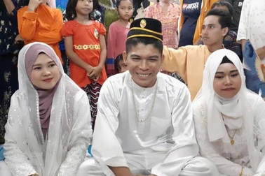 Đám cưới có 2 cô dâu kỳ lạ ở Malaysia