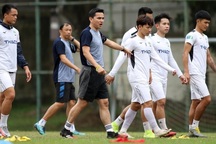 HLV Kiatisuk: "Trận ra quân tại V-League không dễ dàng"