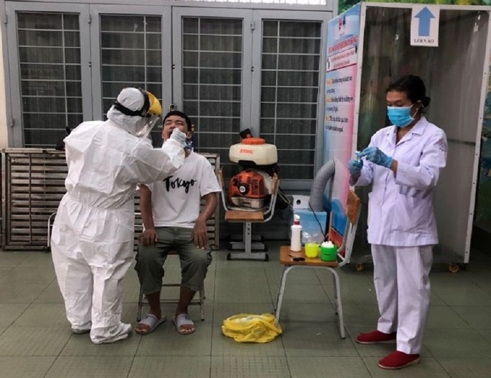 Nhiều người về từ Đà Nẵng lợi dụng đưa người thân đi xét nghiệm Covid-19 - 1 Nhiều người về từ Đà Nẵng lợi dụng đưa người thân đi xét nghiệm Covid-19 - 1