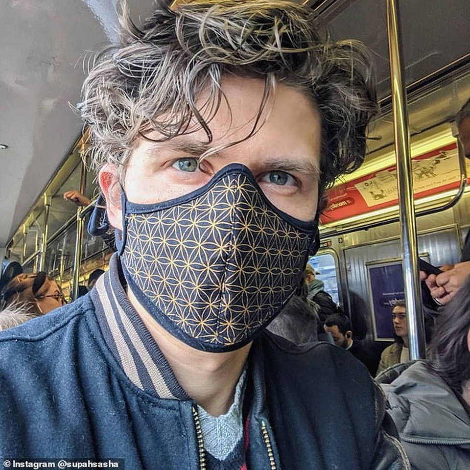 Cô gái Việt Nam lên báo Anh vì... đeo khẩu trang quá đẹp - 7 Cô gái Việt Nam lên báo Anh vì... đeo khẩu trang quá đẹp - 7