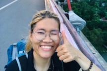 Cô gái đi bộ xuyên Việt "không dùng đến tiền" bị mọi người chỉ trích