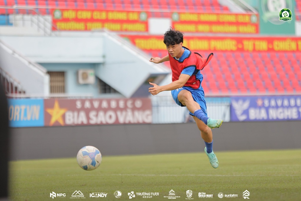 Cong Phuong ជួបជាមួយអ្នកចាំទី Bui Tien Dung ក្នុងការប្រកួតជម្រុះ V-League - 1 Công Phượng tái ngộ thủ môn Bùi Tiến Dũng ở trận tranh vé vớt V-League - 1