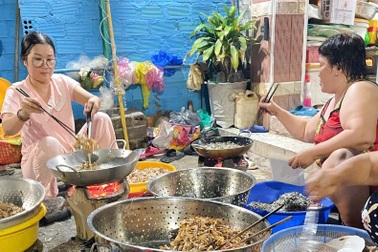 Người dân xã đảo rim cá khô gửi về vùng rốn lũ miền Trung