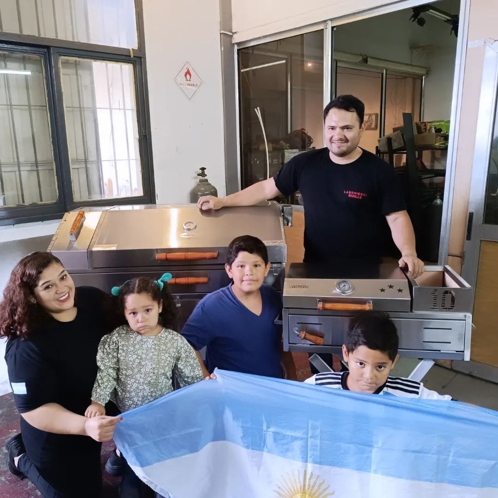 Guillermo Fernandez cùng gia đình và chiếc bếp nướng thịt được thiết kế riêng cho Messi (Ảnh: Instagram). Guillermo Fernandez cùng gia đình và chiếc bếp nướng thịt được thiết kế riêng cho Messi (Ảnh: Instagram).
