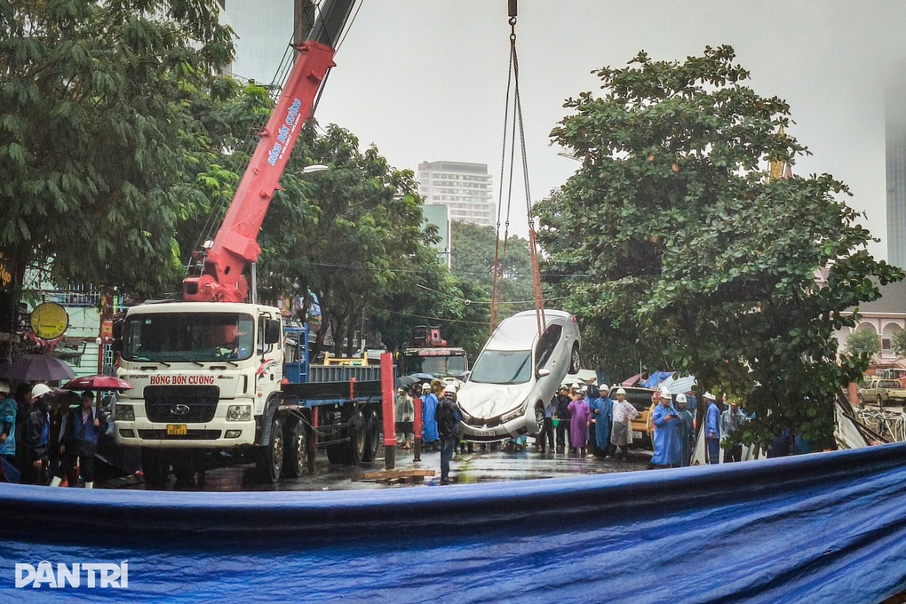 Khoảnh khắc hố sâu “nuốt chửng” nhiều ô tô ở Đà Nẵng - 1 Khoảnh khắc hố sâu “nuốt chửng” nhiều ô tô ở Đà Nẵng - 1