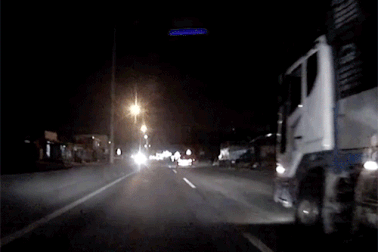 Xe tải "cúp" đầu xe con trên cao tốc