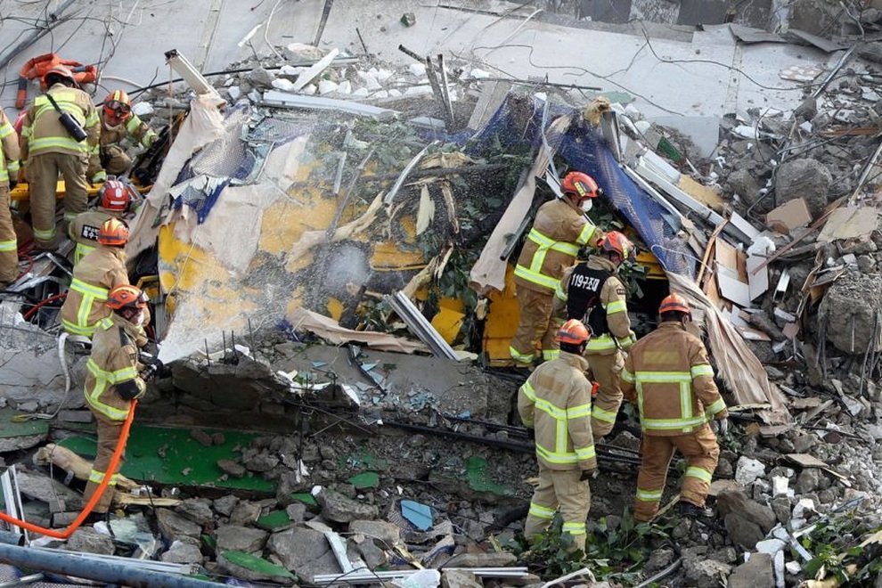 Ngôi nhà 5 tầng tại Hàn Quốc đổ sập xuống xe buýt, 9 người chết - 3 Ngôi nhà 5 tầng tại Hàn Quốc đổ sập xuống xe buýt, 9 người chết - 3