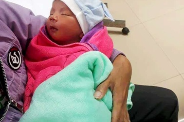 Phát hiện bé trai sơ sinh trong cống chui cùng một bình sữa nóng