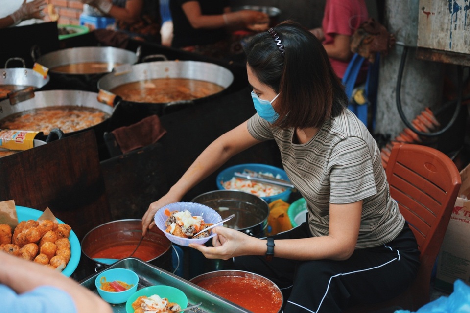 Quán bánh rán vỉa hè Hà Nội, ngày cả trăm lượt khách xếp hàng thưởng thức - 6 Quán bánh rán vỉa hè Hà Nội, ngày cả trăm lượt khách xếp hàng thưởng thức - 6