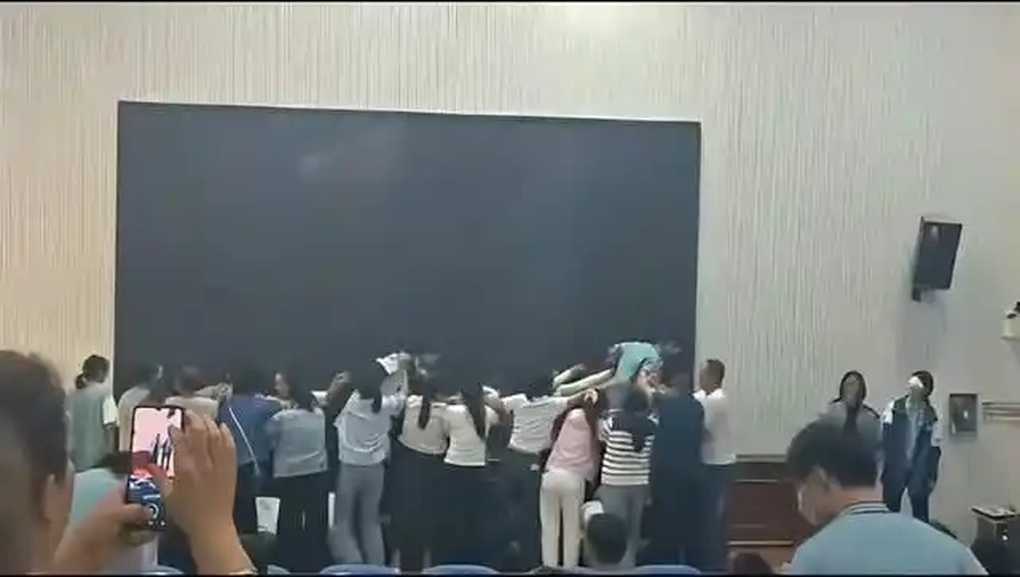 Tranh cãi phụ huynh quỳ gối cho học sinh bước trên lưng, trường xin lỗi - 1