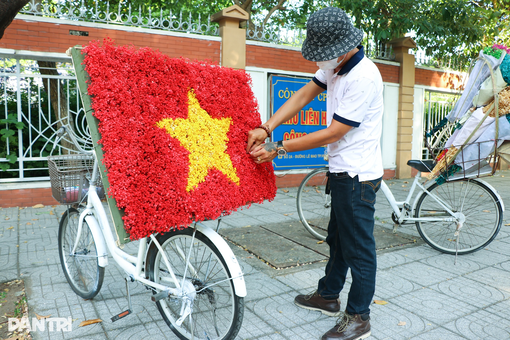 នារីទីក្រុង Vinh បង្អួតសម្រស់នារដូវស្លឹកឈើជ្រុះលើវិថីស្អាតបំផុតក្នុងទីក្រុង - ៤ Thiếu nữ thành Vinh khoe sắc trong nắng thu ở con đường đẹp nhất thành phố - 4