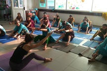 Lớp học yoga đặc biệt trước sảnh khoa ung bướu