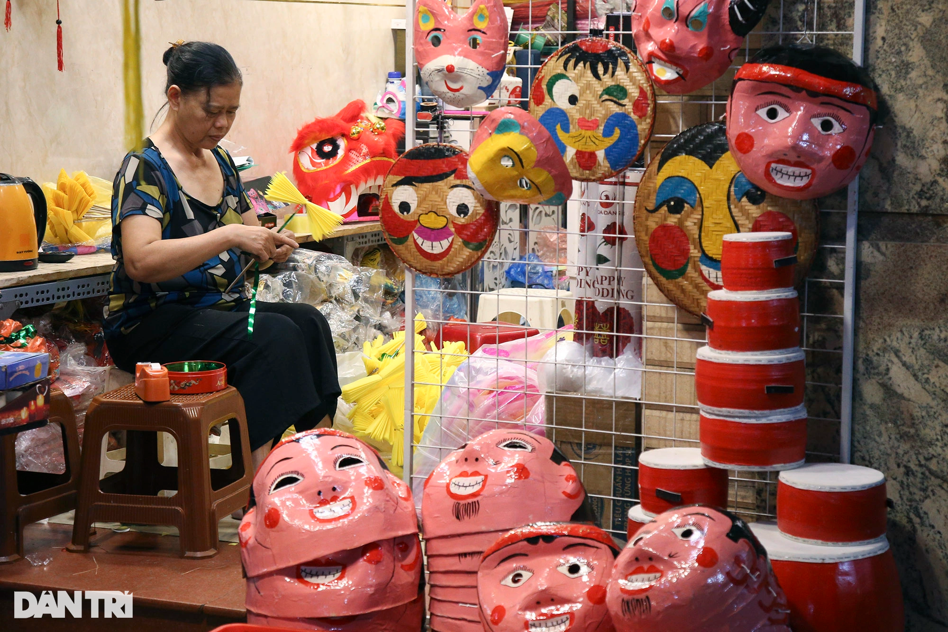 Chợ Trung thu Hàng Mã bắt đầu sôi động hấp dẫn giới trẻ - 2 Chợ Trung thu Hàng Mã bắt đầu sôi động hấp dẫn giới trẻ - 2