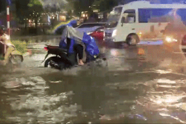 Hà Nội mưa lớn gây ngập nặng, nhiều tuyến phố "thành sông"