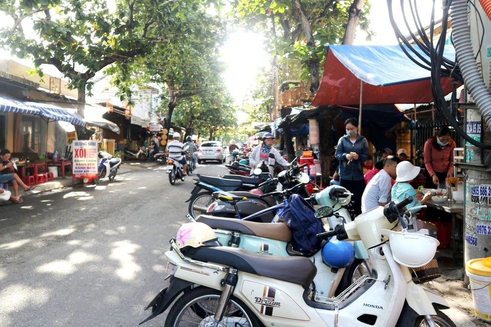 Hình ảnh phố cổ Hội An ngày đầu nới lỏng giãn cách xã hội - 2 Hình ảnh phố cổ Hội An ngày đầu nới lỏng giãn cách xã hội - 2