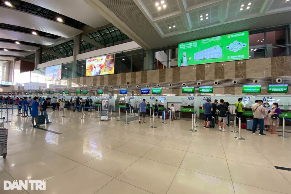 Trái với dự đoán, sân bay Nội Bài bất ngờ vắng khách do lo ngại dịch bệnh - 5 Trái với dự đoán, sân bay Nội Bài bất ngờ vắng khách do lo ngại dịch bệnh - 5