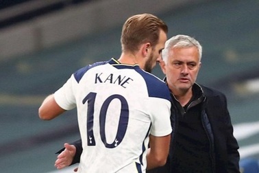 Dàn sao Tottenham mở tiệc ăn mừng khi Mourinho bị sa thải