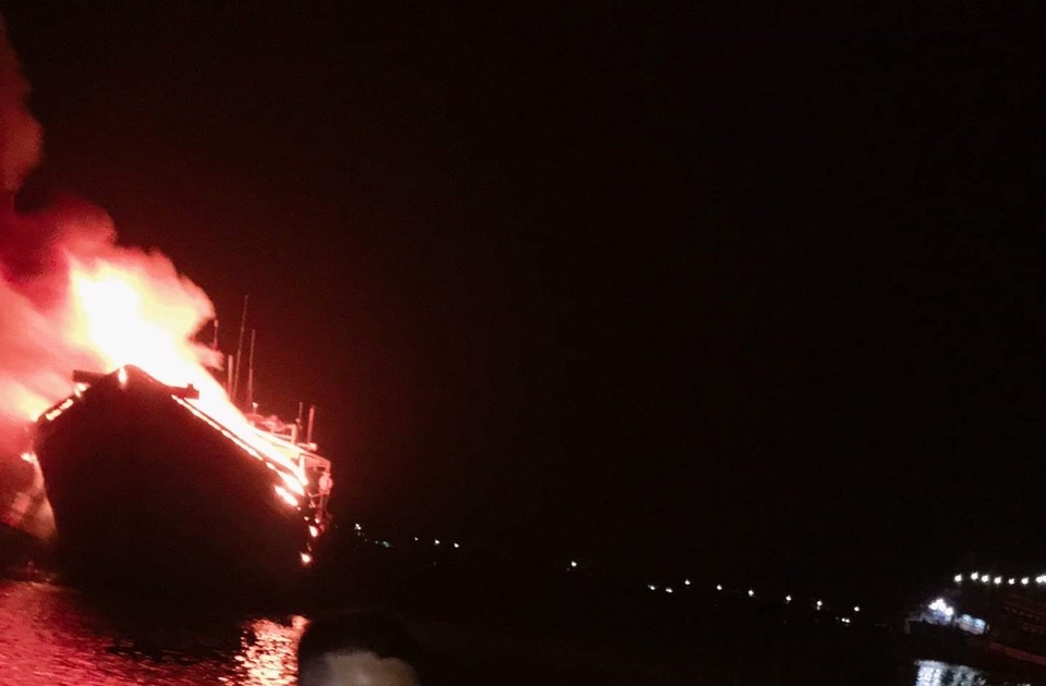 Hai tàu cá chục tỷ cháy rụi sau lễ cúng tất niên - 1 Hai tàu cá chục tỷ cháy rụi sau lễ cúng tất niên - 1