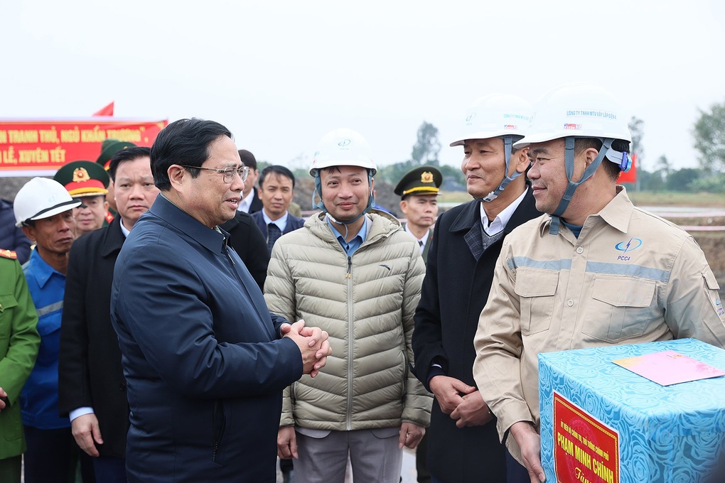 Thủ tướng: Thi công xuyên Tết để hoàn thành đường dây 500kV đi qua 9 tỉnh - 1 Thủ tướng: Thi công xuyên Tết để hoàn thành đường dây 500kV đi qua 9 tỉnh - 1