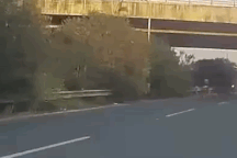 Chạy ngược chiều trên đường cao tốc, ba chiếc xe máy đi hẳn sang làn ngoài cùng để tránh công an