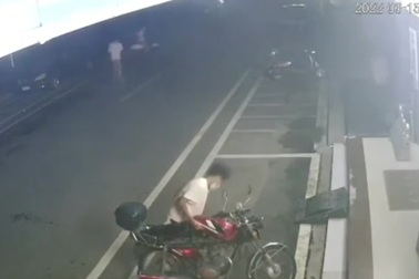 Lén lút lại gần xe máy, tên trộm lấy cắp thứ không ai ngờ