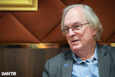 Cha đẻ pin Lithium đến Việt Nam, chia sẻ thứ nhiều người hiểu sai về pin