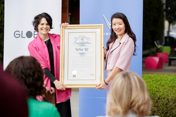 Phó Thị trưởng thành phố Los Angeles Nina Hachigian chúc mừng CEO VinFast Mỹ Nguyễn Thị Vân Anh trong lễ công bố trụ sở tại Mỹ của hãng tại khu vực Playa Vista