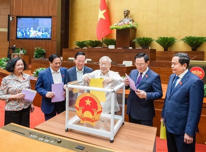 Tổng Bí thư Nguyễn Phú Trọng thuộc Đoàn đại biểu Quốc hội TP. Hà Nội đã tham gia bỏ phiếu cùng các đại biểu Quốc hội.